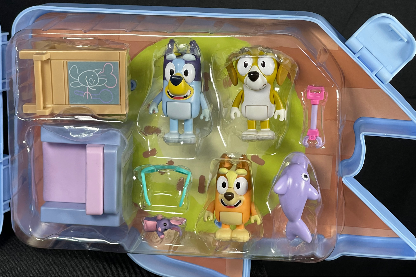 Bluey Deluxe Collector Case with Bluey and Friends 2.5-3 in Figures and Accessories Ages 3+